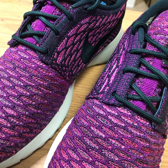 *SOLD!* Nike Roshe One Flyknit Running Shoes - Picture 3 of 8